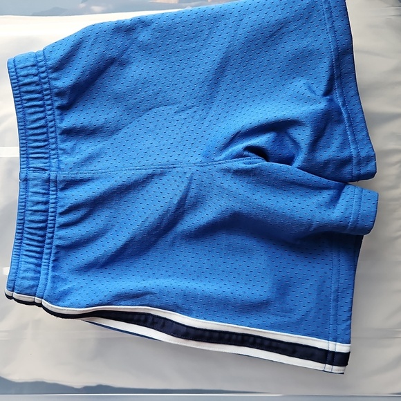 🦖 5/$20 Carter's - Blue Athletic Mesh Shorts with Drawstring - Size 3T - Picture 3 of 3